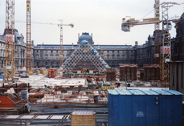 Bau der Pyramide im Louvre