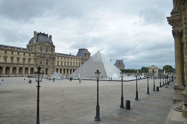 Glaspyramide im Louvre