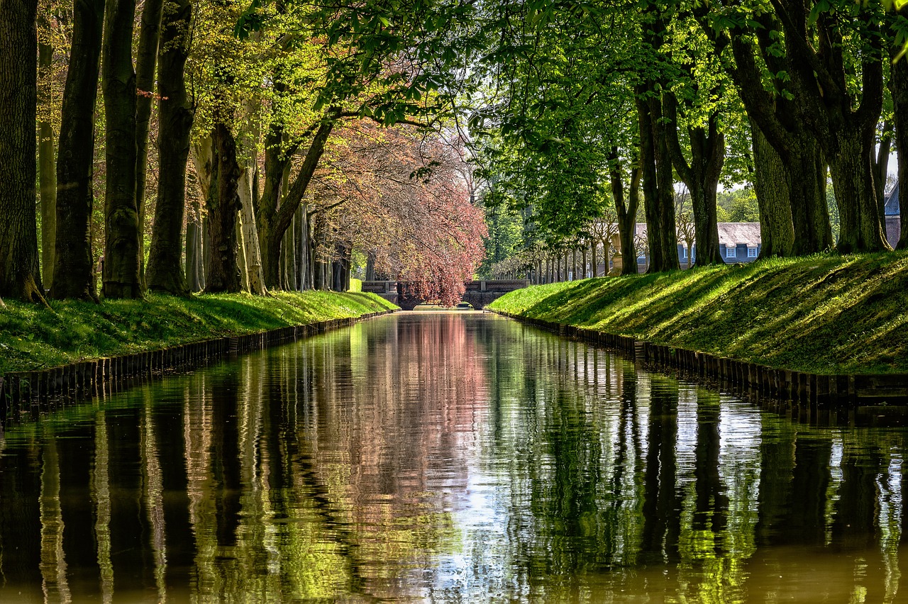 park-fluß-kanal-wasser-spiegelung-4161414/ Kanal mit zwei Erdhügeln