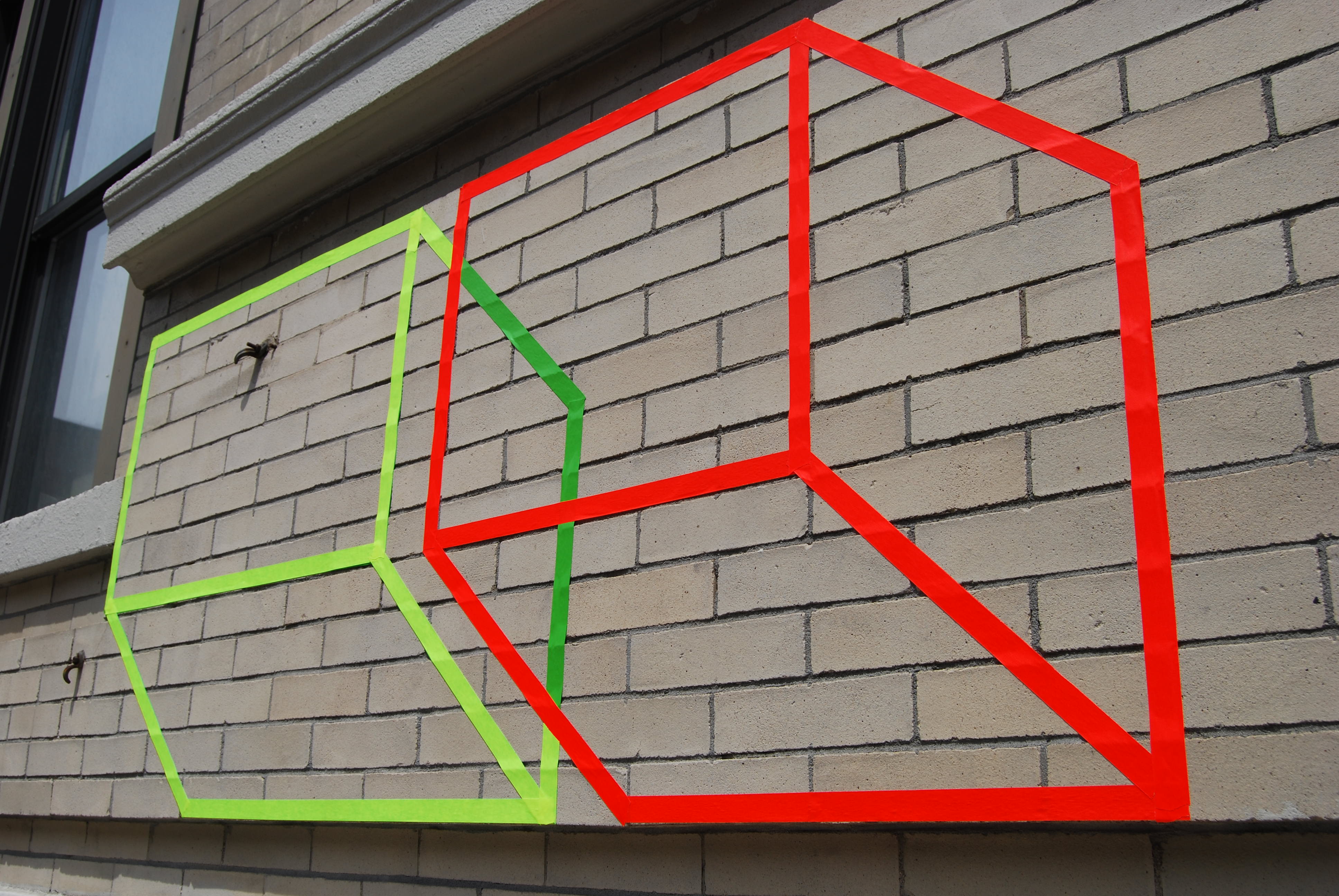 Tape an einer Wand